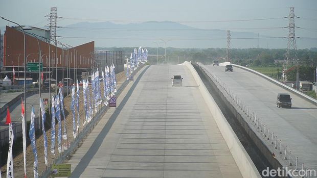 Suasana arus lalu lintas di jalur fungsional Tol Solo-Jogja, Jumat (22/12/2023) pagi.