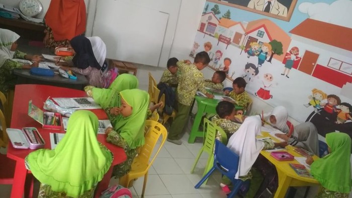 Suasana belajar anak usia dini di ruang pintar Al Azhar Majalengka