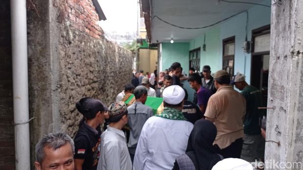 Suasana di rumah korban tewas yang ditemukan di Jalan Cieunteung Kota Tasikmalaya.