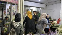 Pemilik Toko Bunga Cahaya ini menyebutkan bahwa kenaikan omzet yang dia alami bahkan mencapai 100 persen.