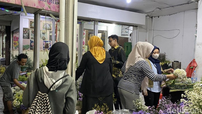 Suasana Pasar Bunga Kayoon Surabaya