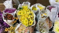 Berbagai macama bunga milik pesanan pembeli yang dikirimkan.