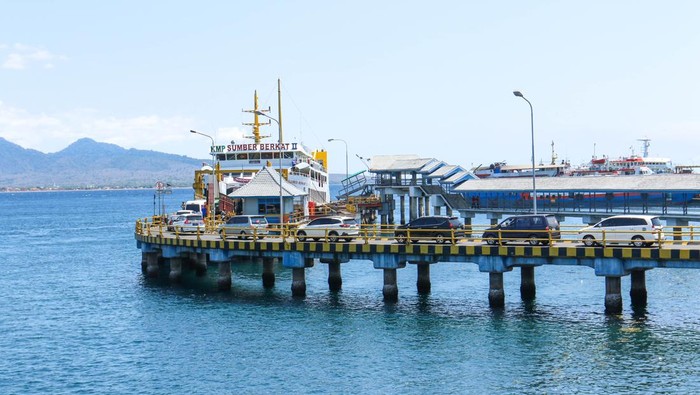 Sejumlah kendaraan memasuki kapal penyeberangan di Pelabuhan Ketapang, Banyuwangi, Jawa Timur, Jumat (22/12/2023). Memasuki masa libur Natal 2023 dan Tahun Baru 2024 arus kendaraan dan penumpang pada siang hari terpantau ramai lancar. ANTARA FOTO/Budi Candra Setya/rwa.