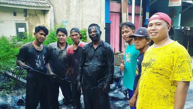 Tak banyak orang mau membersihkan selokan hingga badan berlumur lumpur hitam. Tapi tidak bagi Deni Kurniawan. Berikut kisahnya. (dok Pribadi/Deni K)