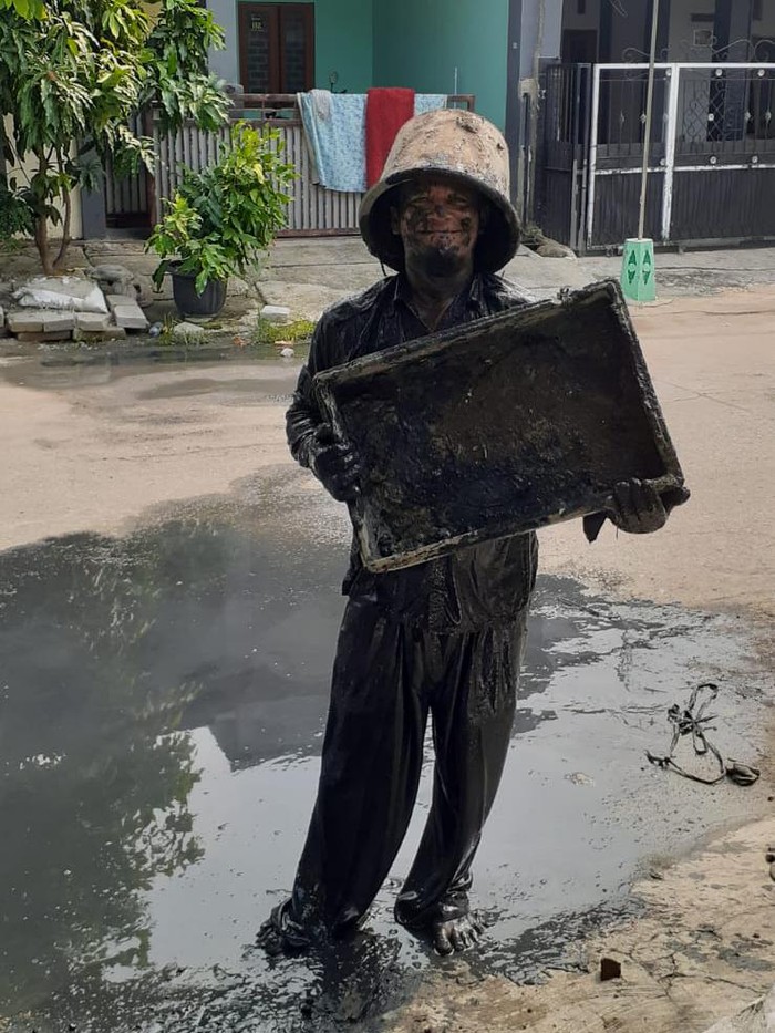 Tak banyak orang mau membersihkan selokan hingga badan berlumur lumpur hitam. Tapi tidak bagi Deni Kurniawan. Berikut kisahnya. (dok Pribadi/Deni K)