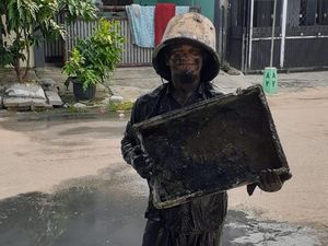 Cerita Deni Pejuang Rupiah, Rela Berlumur Lumpur demi Kebutuhan Keluarga