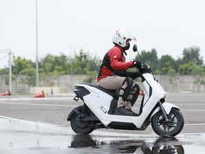 Pengalaman Ngecas Motor Listrik Honda EM1 e: di Rumah, Habis Biaya Berapa?