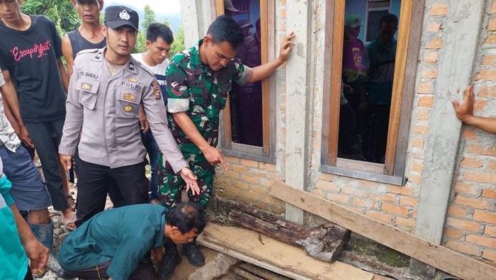 Tiga warga Lebong tewas diduga akibat terhirup asap mesin air saat berada didalam sumur.