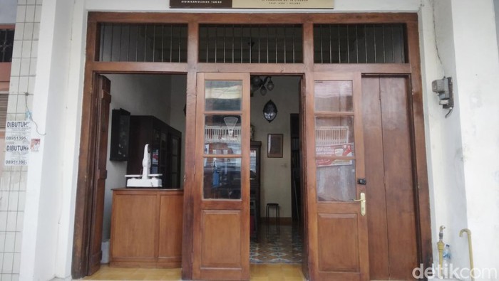 Toko jamu Cap Nyonya So di Kota Cirebon. Toko jamu tertua dan legendaris.