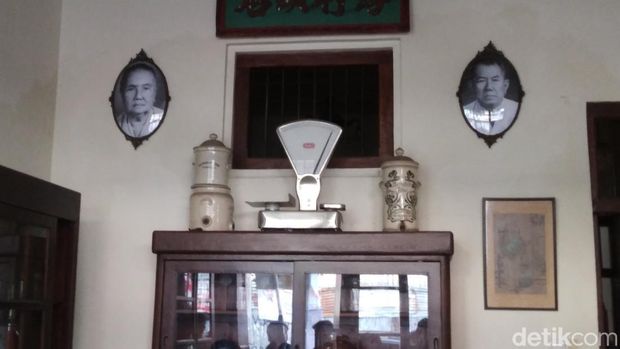 Toko jamu Cap Nyonya So di Kota Cirebon. Toko jamu tertua dan legendaris.