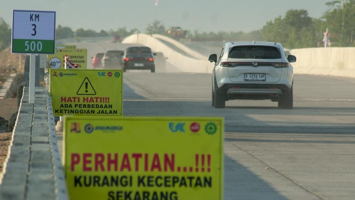 Tol Solo-Jogja Dibuka Fungsional Mulai Hari Ini, Begini Suasananya Sejumlah rambu peringatan terpasang di pinggir jalur fungsional tol Solo-Yogyakarta di Boyolali, Jawa Tengah, Jumat (22/12/2023). PT Jasamarga Jogja Solo (JMJ) mulai mengoperasikan jalur fungsional tol Solo-Yogyakarta untuk arus mudik liburan Natal 2023 dan Tahun Baru 2024 sehingga pengemudi dapat melewatinya melalui gerbang tol Banyudono dan gerbang tol Colomadu hingga Karanganom, Klaten. ANTARA FOTO/Aloysius Jarot Nugroho/nym.