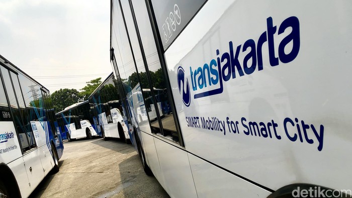 TransJakarta akan menambah jumlah armada saat tahun baru 2024. Selain itu jam operasional layanan juga diperpanjang hingga pukul 02.00 dini hari.