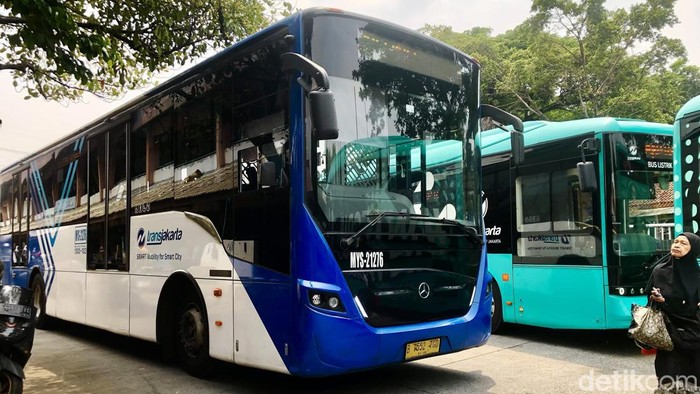 TransJakarta akan menambah jumlah armada saat tahun baru 2024. Selain itu jam operasional layanan juga diperpanjang hingga pukul 02.00 dini hari.