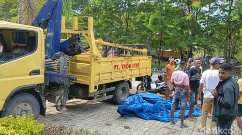 Truk terbaik di Jalan Frans Seda, Kupang, NTT.