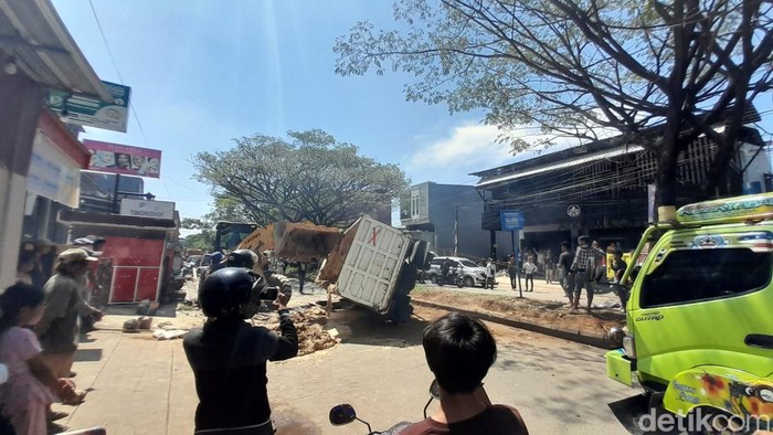 Truk terguling di BTP Makassar.