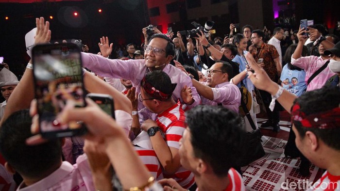 Cawapres Mahfud Md diangkat para pendukungnya usai debat Cawapres 2024. Mahfud diangkat oleh massa berpakaian khas Madura.
