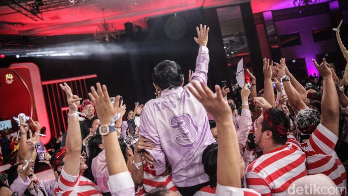 Cawapres Mahfud Md diangkat para pendukungnya usai debat Cawapres 2024. Mahfud diangkat oleh massa berpakaian khas Madura.