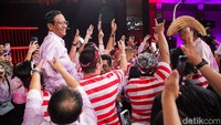Cawapres Mahfud Md diangkat para pendukungnya usai debat Cawapres 2024 di JCC Senayan, Jakarta, Jumat (22/12/2023).