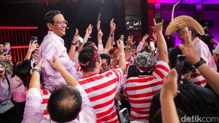 Cawapres Mahfud Md diangkat para pendukungnya usai debat Cawapres 2024. Mahfud diangkat oleh massa berpakaian khas Madura.