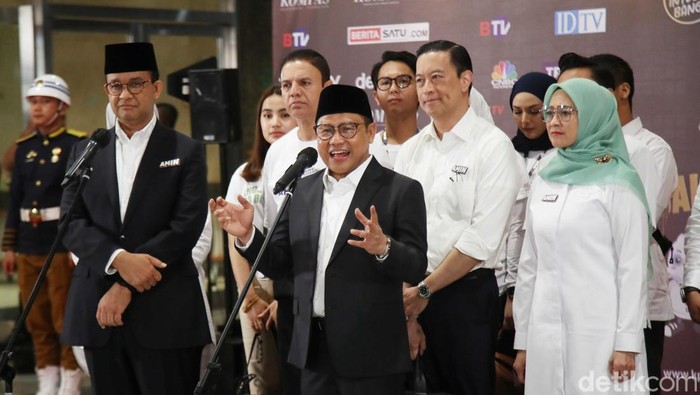 Usai berdebat, tiga pasangan Capres-Cawapres memberikan keterangan pers. Mereka menjawab pertanyaan wartawan perihal penampilan mereka di debat.