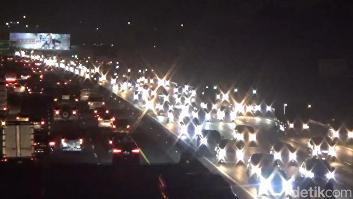 Volume lalin di Tol Cikampek meningkat jelang libur Natal dan Tahun Baru