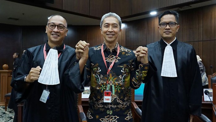 Wakil Wali Kota Bogor Dedie A Rachim (tengah).