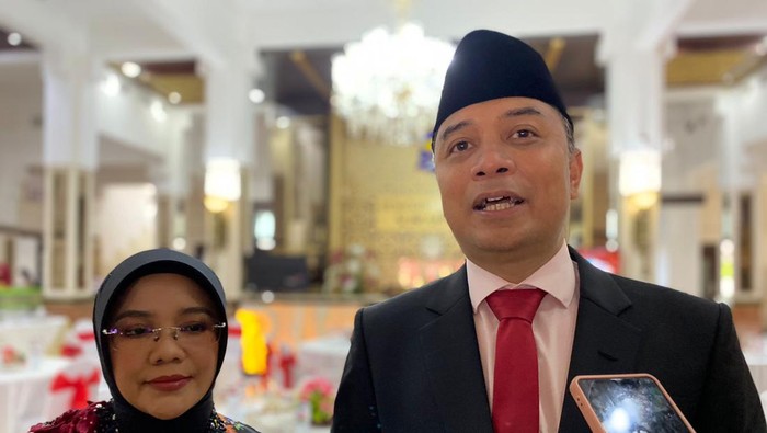 Wali Kota Surabaya Eri Cahyadi dan istrinya