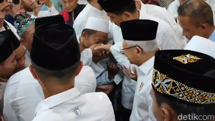 wapres maruf amin kunker di pasuruan berkunjung ke Mbah Ratu Ayu Bangil atau Syarifah Khadijah dan bertemu sejumlah tokoh agama