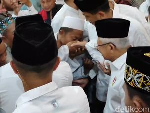 Momen Warga Pasuruan Sholat Jumat Bareng Wapres Maruf Amin