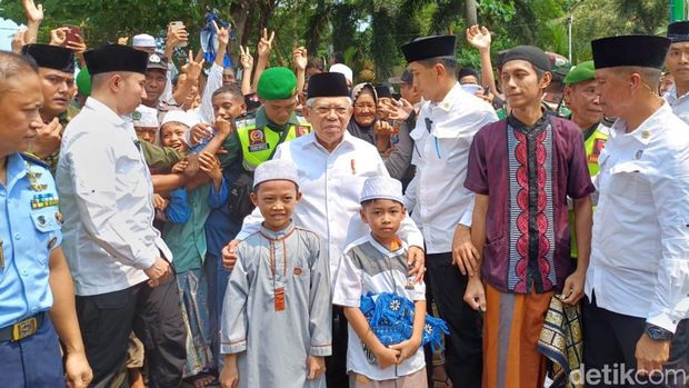 wapres ma'ruf amin kunker di pasuruan berkunjung ke Mbah Ratu Ayu Bangil atau Syarifah Khadijah dan bertemu sejumlah tokoh agama