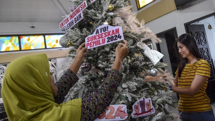 Warga Lintas Agama di Ciamis Bikin Pohon Natal Pemilu Damai, Yuk Lihat Umat Kristiani dan muslim mendekor pohon Natal di Gereja Katolik Santo Yohanes Ciamis, Kampung Kerukunan, Kabupaten Ciamis, Jawa Barat, Rabu (20/12/2023). Jelang perayaan Natal sejumlah warga lintas agama bergotong royong mendekor pohon Natal dengan tema Pemilu damai dalam menyambut pesta Demokrasi sebagai bentuk kerukunan dan toleransi antarumat beragama. ANTARA FOTO/Adeng Bustomi/aww.