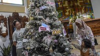 Jelang perayaan Natal sejumlah warga lintas agama bergotong royong mendekor pohon Natal.  