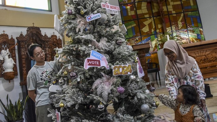 Warga Lintas Agama di Ciamis Bikin Pohon Natal Pemilu Damai, Yuk Lihat Umat Kristiani dan muslim mendekor pohon Natal di Gereja Katolik Santo Yohanes Ciamis, Kampung Kerukunan, Kabupaten Ciamis, Jawa Barat, Rabu (20/12/2023). Jelang perayaan Natal sejumlah warga lintas agama bergotong royong mendekor pohon Natal dengan tema Pemilu damai dalam menyambut pesta Demokrasi sebagai bentuk kerukunan dan toleransi antarumat beragama. ANTARA FOTO/Adeng Bustomi/aww.