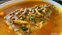 Untuk menu ikan di Pesisir Seafood punya dua menu andalan yang cocok disantap untuk makan bersama keluarga. Yang pertama ada Gulai Pucuk Kepala Si Manyun Pesisir (Rp 265.000), gulai ikan ini menggunakan ikan manyung yang cukup besar. Foto: detikFood