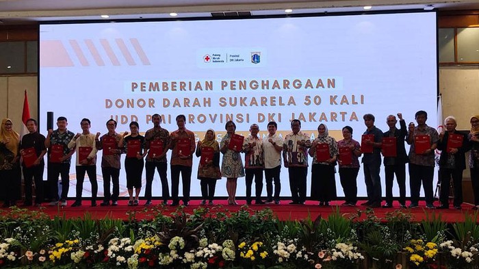 559 Pendonor Darah Sukarela Terima Penghargaan PMI Provinsi DKI Jakarta memberikan penghargaan kepada 559 pendonor darah sukarela. Para pendonor itu sudah lebih dari 50 kali menyumbangkan darahnya. Penyerahan penghargaan dilakukan di Puri Agung Hotel Grand Sahid Jaya, Jalan Sudirman, Jakarta Pusat, Sabtu (23/12/2023).