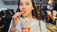 Tak hanya berhenti di sana, Aaliyah juga gemar berburu camilan. Kentang goreng yang renyah dan hangat dengan tambahan saus yang nikmat jadi pilihannya. Foto: Instagram/aaliyahmassaid