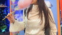 Aaliyah Massaid juga penyuka makanan manis. Cotton candy atau permen gulali kapas membuat dirinya kegirangan saat menyantapnya. Foto: Instagram/aaliyahmassaid