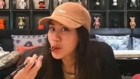 Sebagai foodies yang tak pilih-pilih makanan, Aaliyah hobi berburu restoran khas dari suatu negara. Makan sushi yang segar di restoran Jepang premium jadi pilihannya. Foto: Instagram/aaliyahmassaid