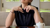 Di tengah kesibukannya, Aaliyah menyempatkan diri untuk menyeruput segelas kopi. Saat mengadakan pertemuan ia juga lebih cenderung menyukai kafe sebagai lokasi meeting. Foto: Instagram/aaliyahmassaid