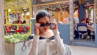Gaya elegan Aaliyah Massaid tak pernah luntur baik di dalam maupun di luar negeri. Pakaian berwarna putih dan biru dikenakannya saat mengunjungi kafe keren yang satu ini. Foto: Instagram/aaliyahmassaid