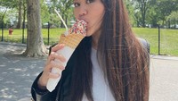 Ketika cuaca panas, Aaliyah Massaid akan memilih es krim untuk menyejukkan tubuhnya. Tak lupa topping meises warna-warni melengkapi es krimnya sehingga tampil cantik. Foto: Instagram/aaliyahmassaid