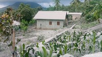 Pemberitaan terkini Gunung Lewotobi Laki-laki kembali meletus pagi ini. Gunung yang terletak di Kabupaten Flores Timur, Nusa Tenggara Timur (NTT), itu meletus sebanyak dua kali, yakni pukul 05.57 Wita dan 07.34 Wita. Sejumlah warga yang dikonfirmasi detikBali mengatakan, arah debu vulkanik gunung api tersebut sekarang mengarah ke wilayah Nobo, Flores Timur. Herman meminta warga tidak beraktivitas pada radius 2 kilometer (km) dari kawah gunung berapi. (Yurgo Purab/detik)