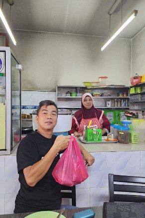 Agar warung Nasi Lemak favoritnya tak tutup, pria ini membantunya membayar sewa rumah