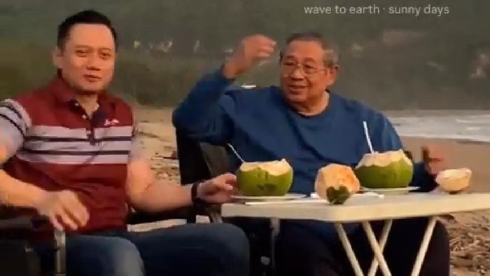 AHY dan SBY duduk santai bersama di pantai