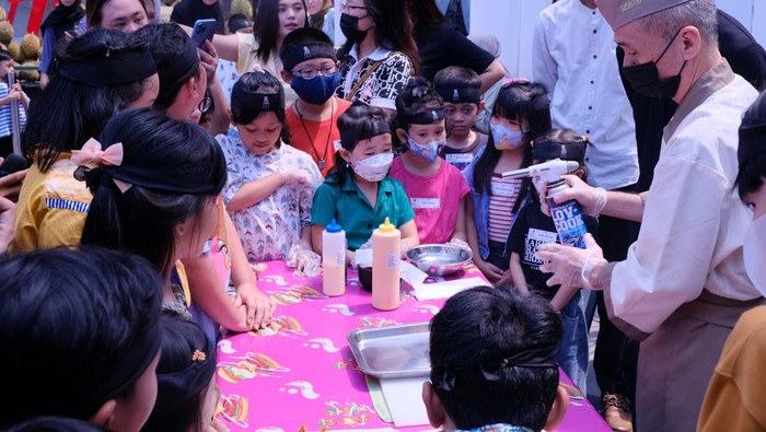 Anak-anak isi liburan dengan membuat sushi di Trans Studio Mall Bandung.
