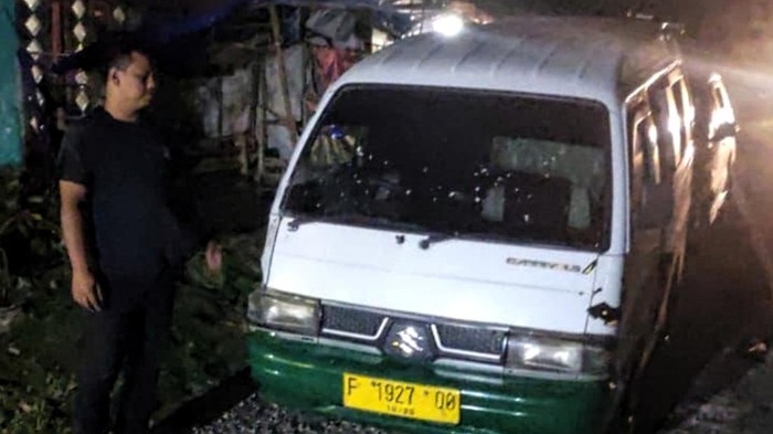 Angkot yang dikendarai sopir angkot yang menganiaya mahasiswi di Sukabumi.