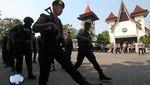 Anjing Pelacak Dikerahkan untuk Sterilkan Gereja di Surabaya