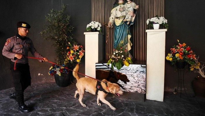 Menjelang Natal 2023, polisi melakukan sterilisasi di Gereja Katolik Santo Mikael, Surabaya, Sabtu (23/12/2023). Anjing pelacak juga dikerahkan dalam sterilisasi tersebut.