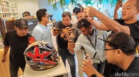 Arai RX7X Nakano Shuriken Gold merupakan produk yang didesain khusus untuk konsumen di Tanah Air. Pengaman kepala tersebut diklaim akan masuk jajaran collectible item. Foto: Septian Farhan Nurhuda/detik.com
