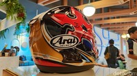 Dominasi warna emas menghadirkan kesan mewah dan eksklusif. Pada permukaan luarnya, terdapat motif shuriken sebagai senjata tradisional Jepang yang memberikan sentuhan artistic dan melambangkan keberanian. Foto: Septian Farhan Nurhuda/detik.com